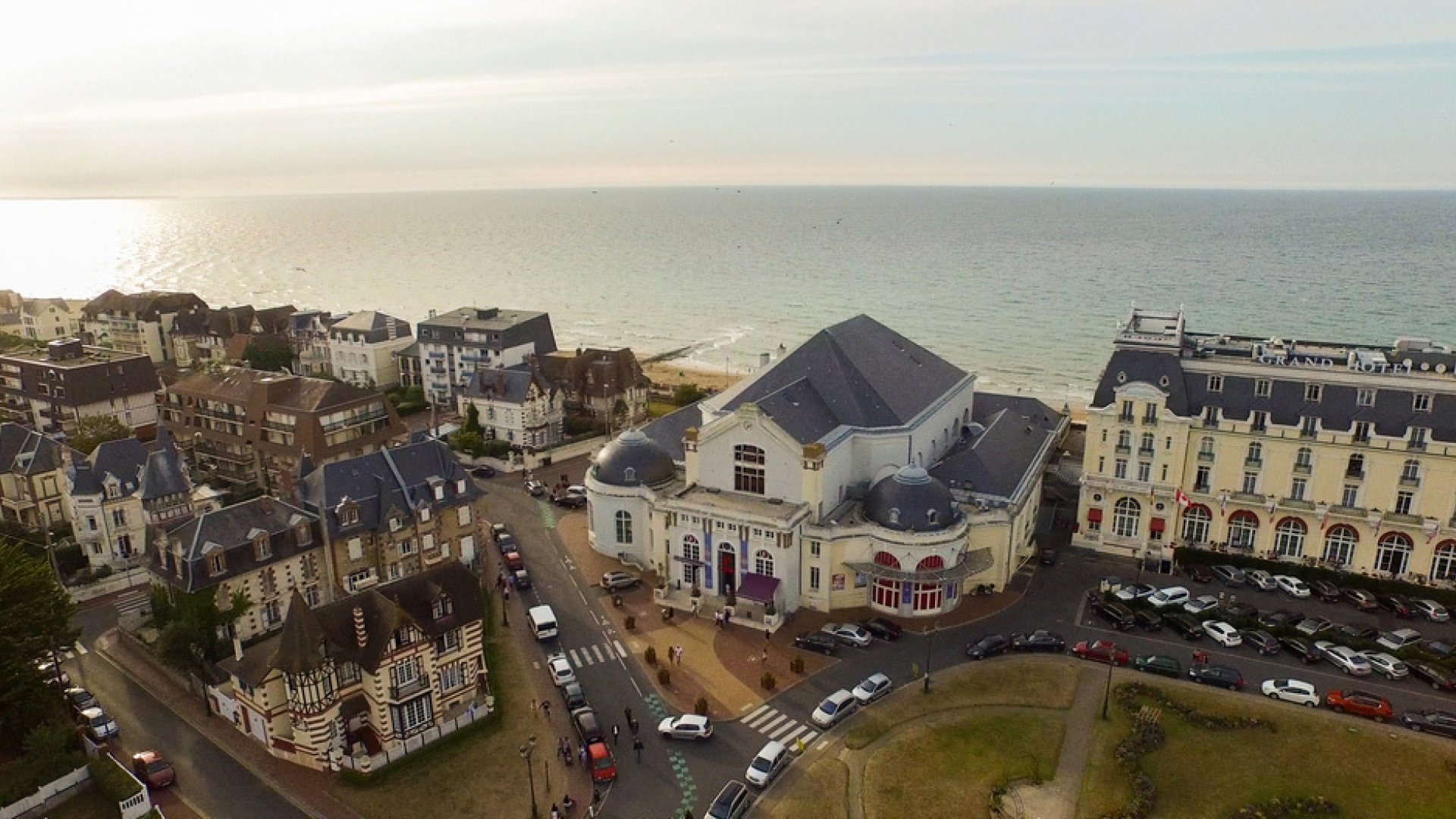 Vue aérienne du Casino Partouche de Cabourg face à la mer, offrant un cadre exceptionnel au cœur de la Normandie.