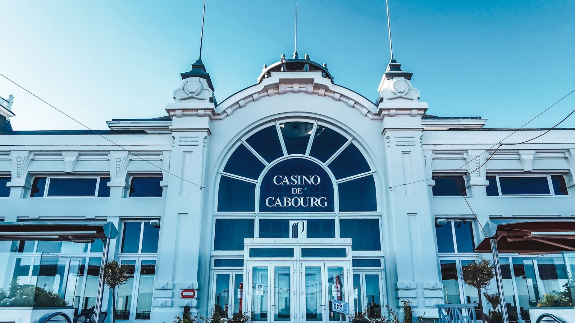 Façade historique du Casino Partouche de Cabourg, un chef-d'œuvre architectural de style rococo datant de 1909.
